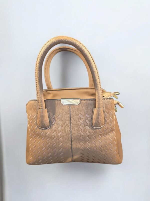 شنطة نسائية نوع للكتف او يد لون بني