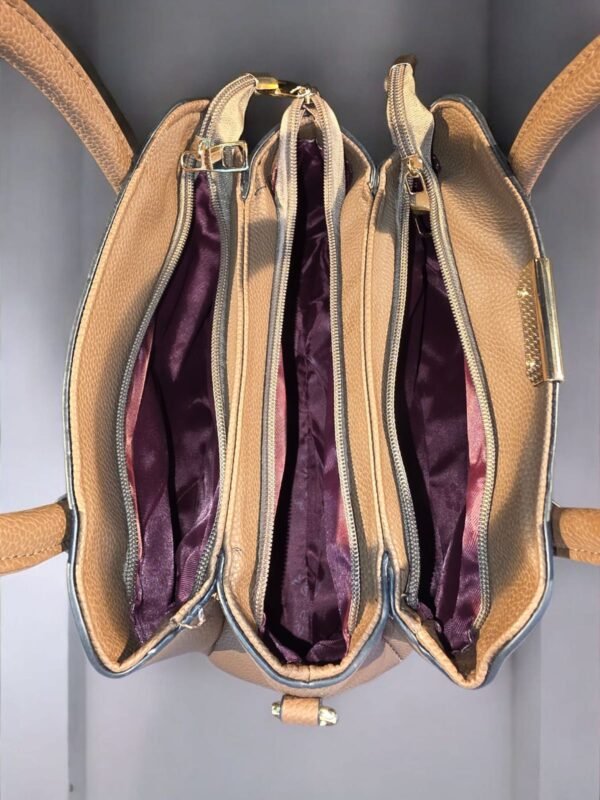 شنطة نسائية نوع للكتف او يد لون بني