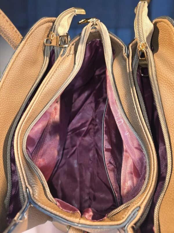 شنطة نسائية نوع للكتف او يد لون بني