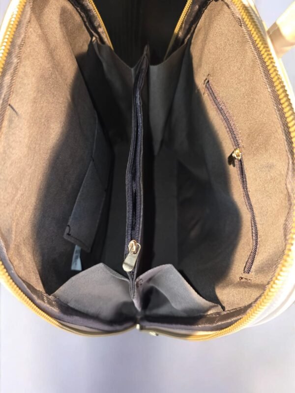 IMG-20250929-WA0112 شنطة نسائية نوع ظهر لون ابيض و اسود