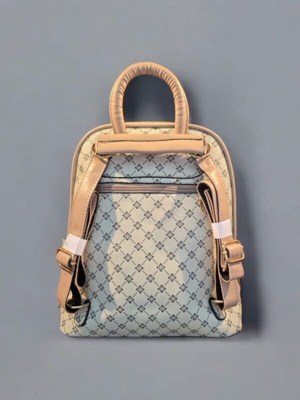 IMG-20250929-WA0113 شنطة نسائية نوع ظهر لون ابيض و اسود