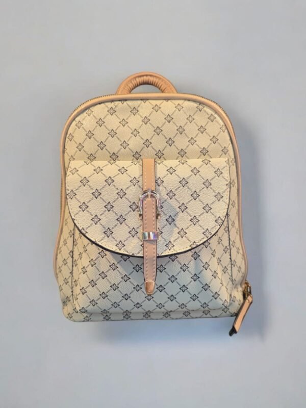 IMG-20250929-WA0114 شنطة نسائية نوع ظهر لون ابيض و اسود